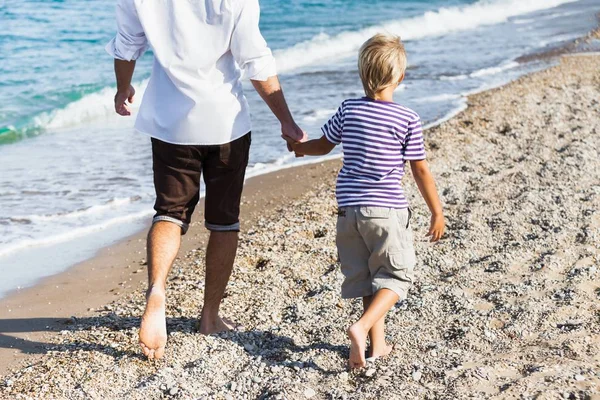 Junger Vater mit Sohn — Stockfoto