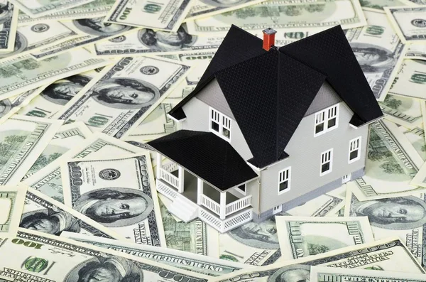 对钱的房子模型 — 图库照片