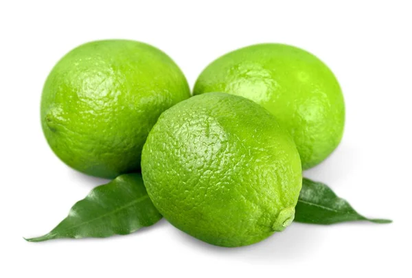 Drie rijpe groene limoenen (lemmetjes) — Stockfoto