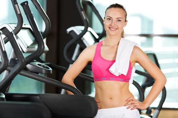 Junge Frau auf Laufband — Stockfoto