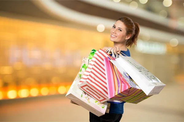 Mladá žena nakupování v obchodě — Stock fotografie