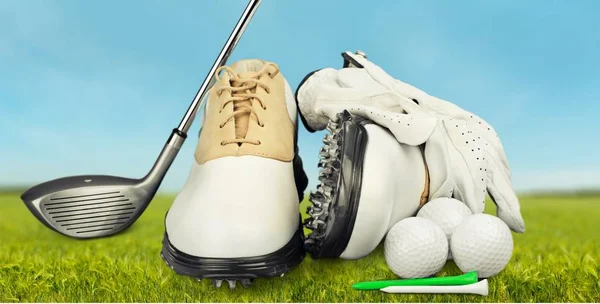 Par de zapatos de golf y un club de golf — Foto de Stock