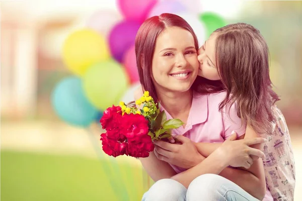 Mãe e filha com flores — Fotografia de Stock