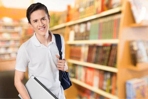 Männlicher Student mit Laptop — Stockfoto