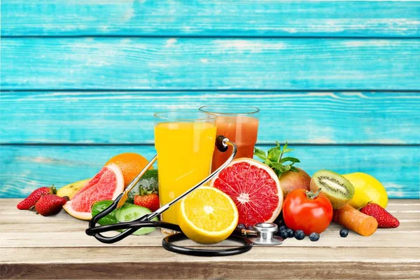 Bicchieri di succo fresco e frutta — Foto Stock