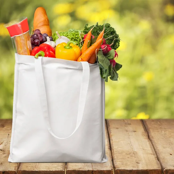 bakkal ürünleri ile alışveriş çantası