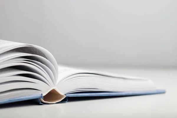 Open book on table — Stock Photo, Image