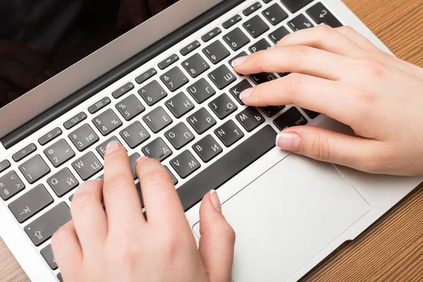 Dizüstü bilgisayar kullanan kadın