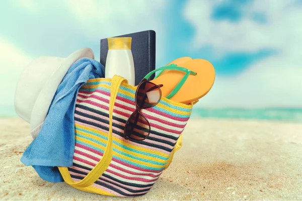 bir şapka ile plaj çantası 