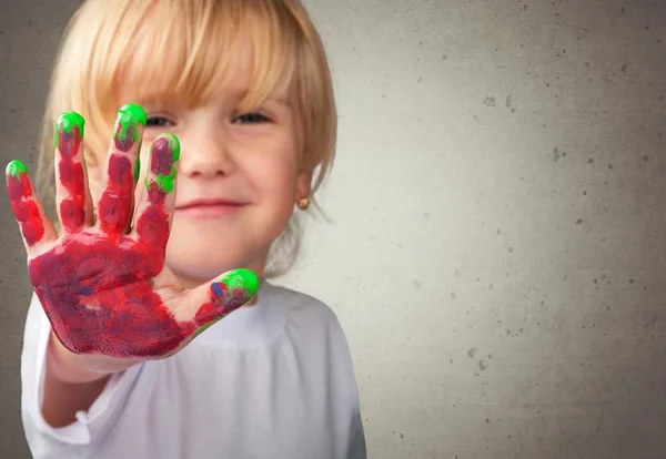 Dívka ukazuje namaloval ruka — Stock fotografie