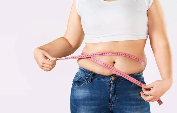 Mujer gorda midiendo su estómago — Foto de Stock