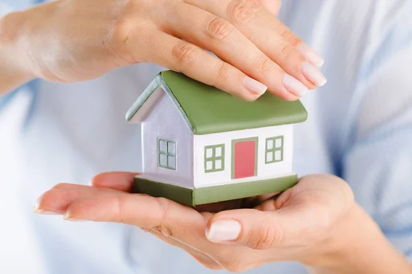 Hands holding house model — Stock Photo, Image