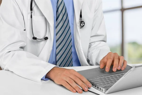 Medico utilizzando laptop — Foto Stock