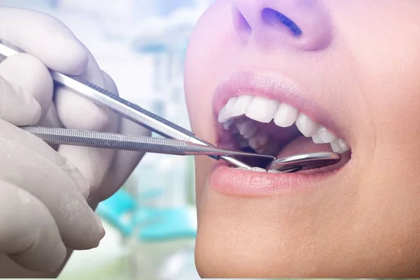 Dents de femme et miroir buccal de dentiste — Photo
