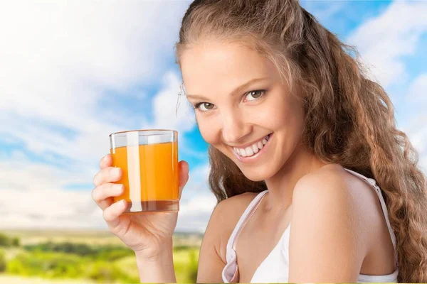 Mulher segurando vidro de suco fresco — Fotografia de Stock