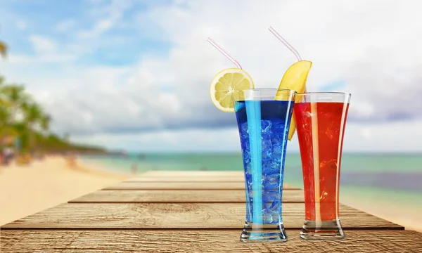 Gläser mit Cocktails mit Zitrone — Stockfoto