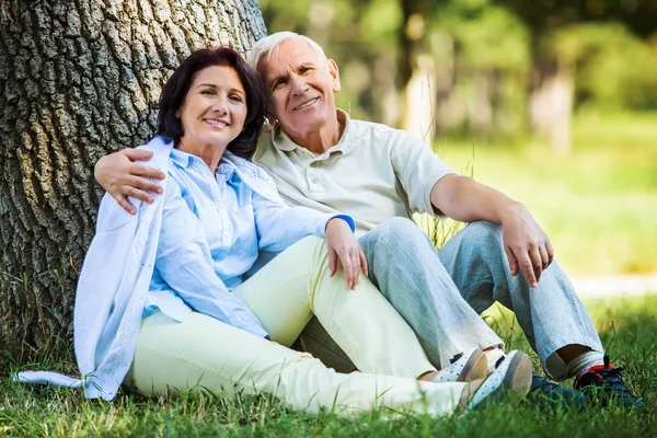 公園で抱き締める高齢者のカップル — ストック写真