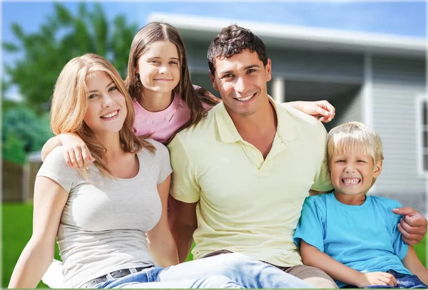 Gelukkige familie van vier — Stockfoto