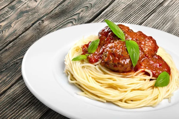 Beyaz tabakta lezzetli makarna