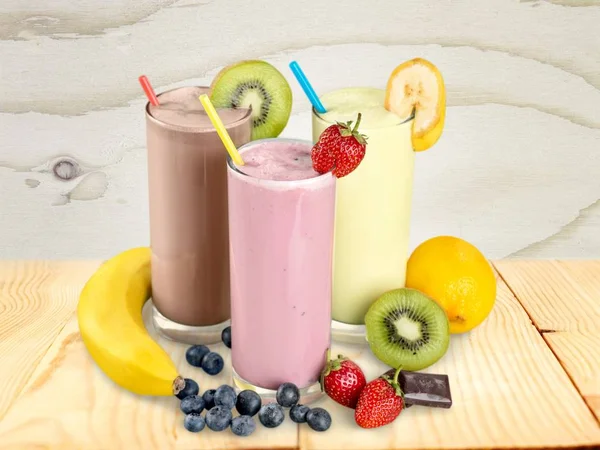 Smoothies de frutas com palhas — Fotografia de Stock