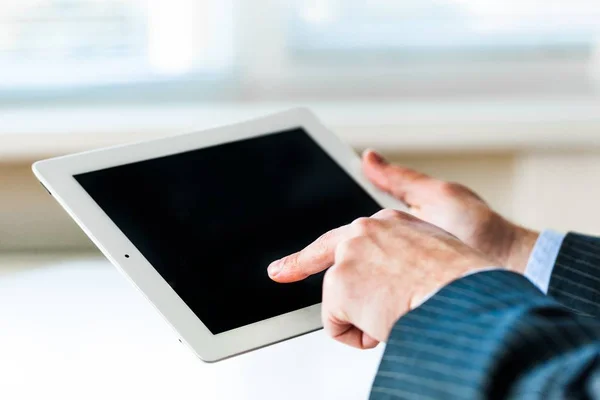 Mâini care țin tableta digitală — Fotografie, imagine de stoc
