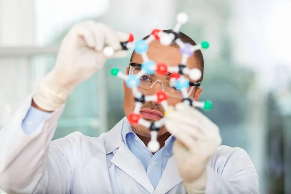 Científico sosteniendo forma de molécula —  Fotos de Stock