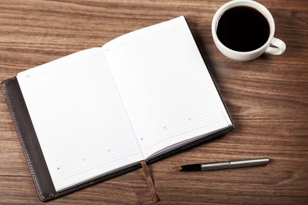 Καφέ, σημειωματάριο και στυλό — Φωτογραφία Αρχείου