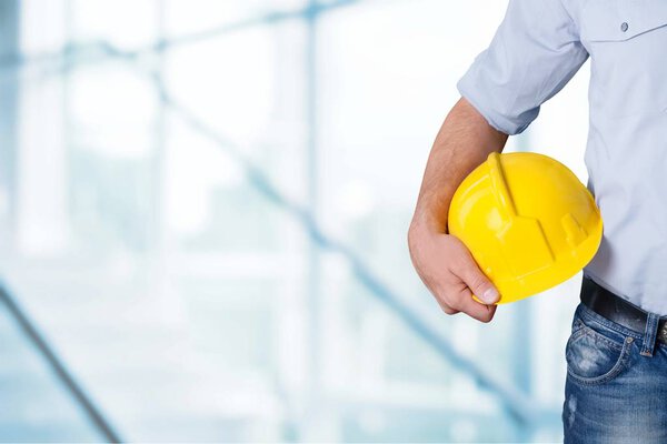 работник со шлемом
