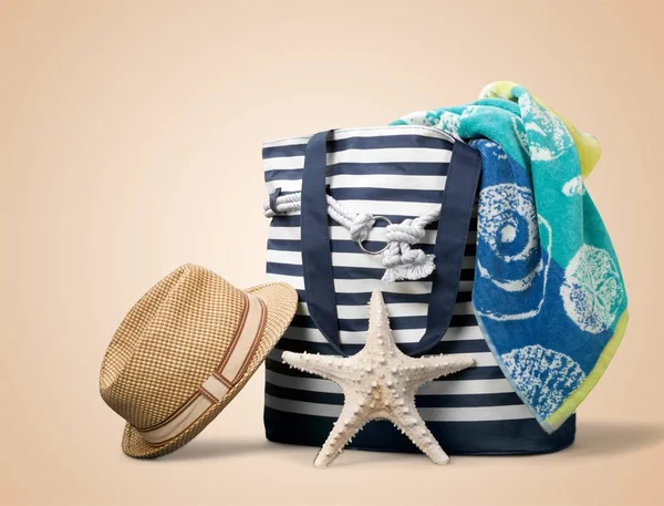Красочная сумка на летнем пляже — стоковое фото