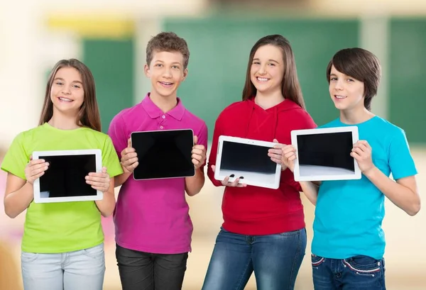 디지털 태블릿을 들고 아이 들 — 스톡 사진
