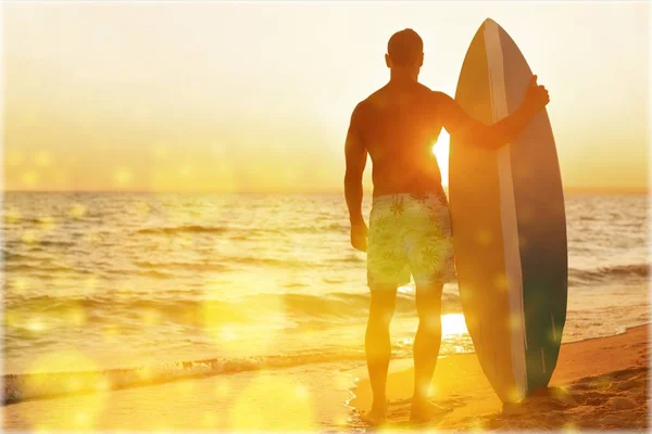 Νεαρό όμορφος surfer — Φωτογραφία Αρχείου