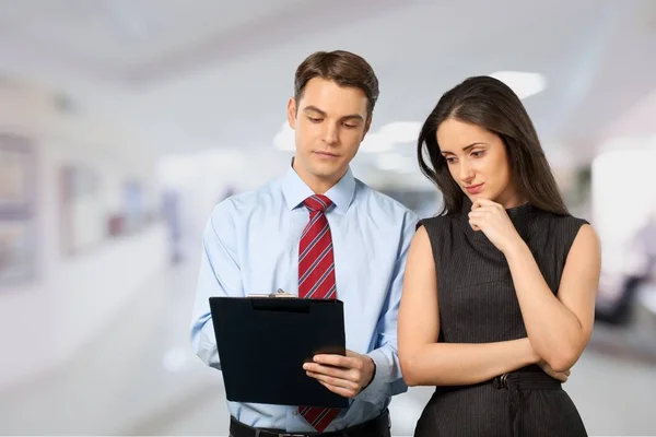 Zwei Geschäftsleute arbeiten — Stockfoto