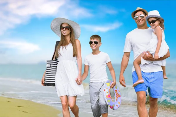 Щаслива сім'я у відпустці — стокове фото