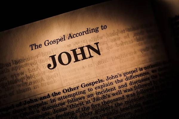 Koyu arka plan üzerine açık Kutsal İncil kitap