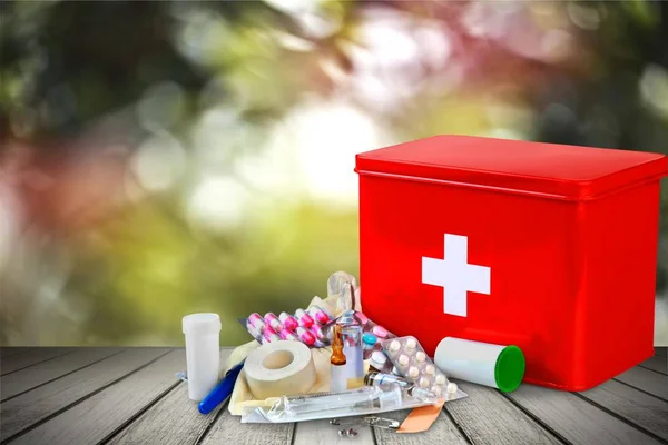 Kit de primeros auxilios con suministros médicos — Foto de Stock