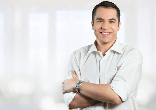 Businessman standing with arms crossed — Stock Photo, Image