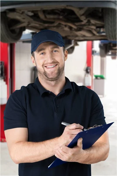 Mechanic holding clipboard — Stock Photo, Image