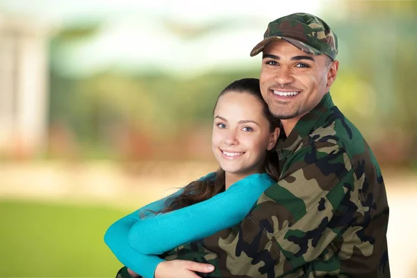 战士的拥抱他的妻子 — 图库照片