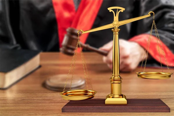 Erkek el ve ahşap yargıç çekiç