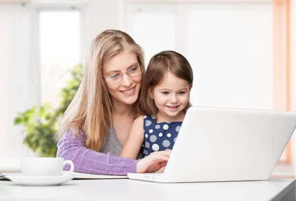 Madre e hija usando laptop — Foto de Stock