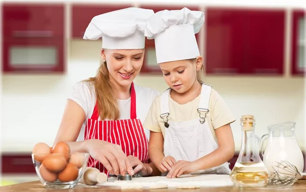 Chica y su madre cocinar juntos — Foto de Stock