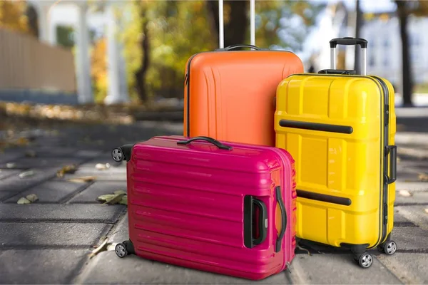 Tre färgglada resväskor — Stockfoto
