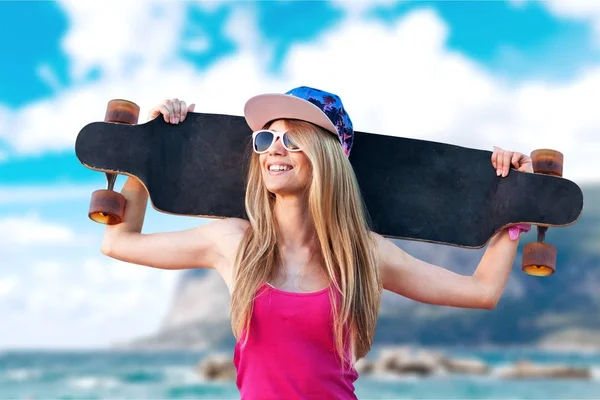 Gelukkig jongedame met longboard — Stockfoto