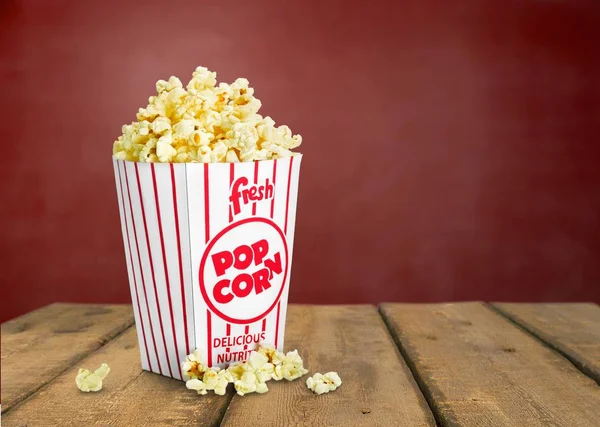 Patlamış mısır yemek kutusunda