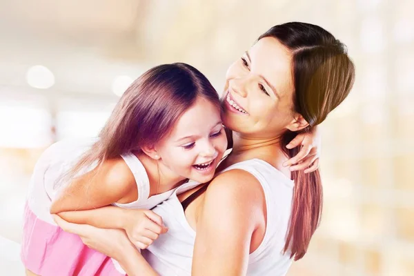 Мати і дочка обіймаються — стокове фото
