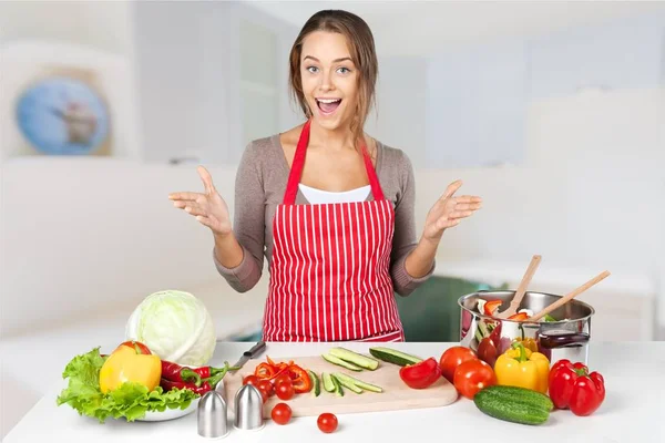 Жінка зі свіжими овочами — стокове фото