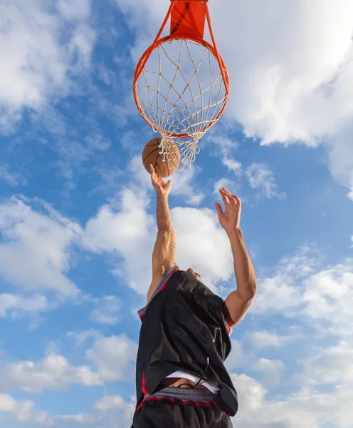 Спортсмен грає в баскетбол — стокове фото