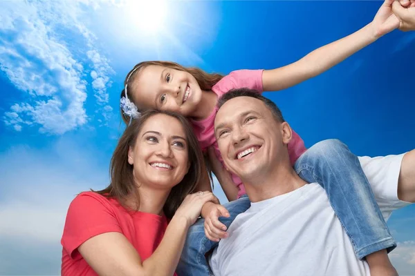 Felice famiglia sorridente con figlia — Foto Stock