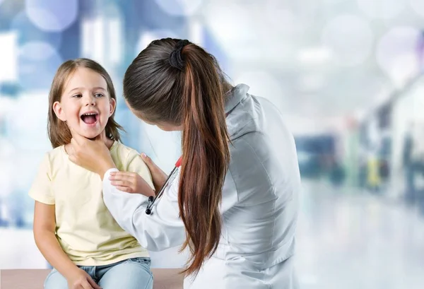 Młody lekarz z małą dziewczynką — Zdjęcie stockowe