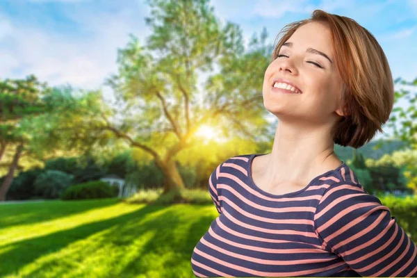 Portret szczęśliwej młodej kobiety — Zdjęcie stockowe